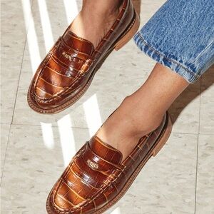 NEW IN BOX 〰️ FREDA SALVADOR elba penny loafer in hickory embossed croc